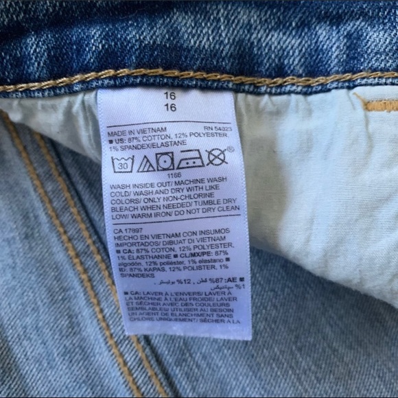 Old Navy Boyfriend High Rise Distressed Stretch Denim Shorts - Picture 4 of 5